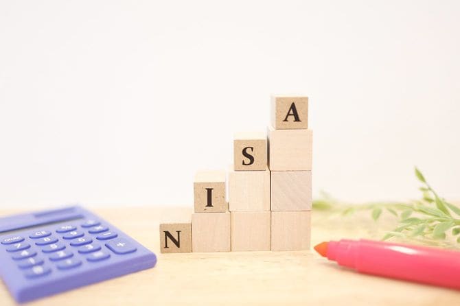 木製ブロックにNISAの文字。右肩上がりの階段状に配置されている