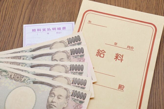 日本の給料袋と1万円札