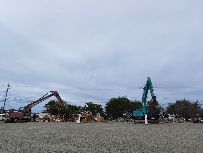 被災地では全国から駆け付けた重機が活躍している