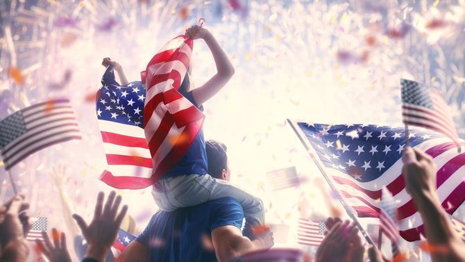 7月4日の独立記念日に旗を持つ人々