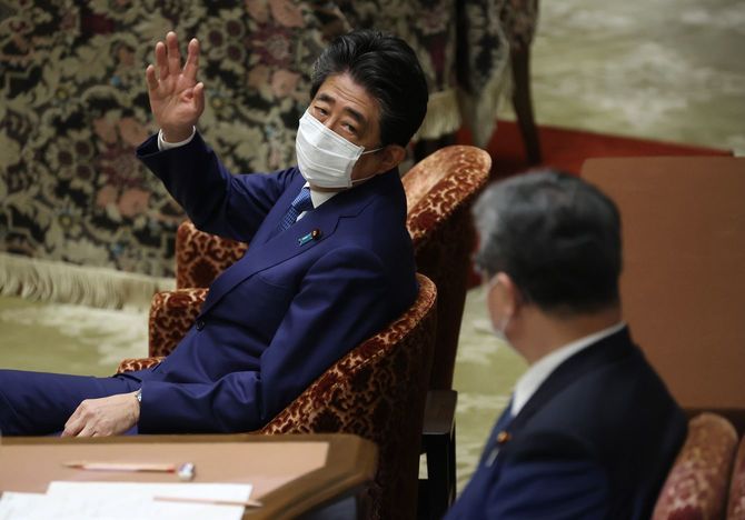 衆院議院運営委員会で挙手する安倍晋三元首相（左）＝2020年12月25日、国会内