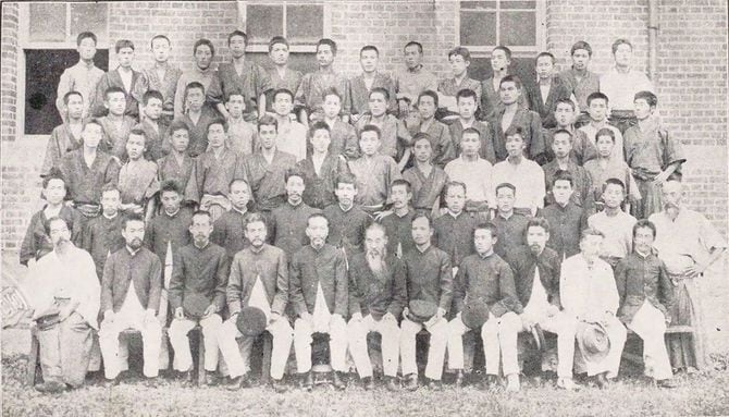 一番下の右から2番目に小泉八雲。熊本・旧制第五高等中学の集合写真（明治27年7月卒業生）