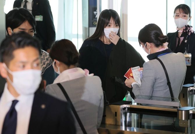 米国へ出発する秋篠宮ご夫妻の長女小室眞子さん（中央）と小室圭さん（左）＝2021年11月14日午前、東京・羽田空港