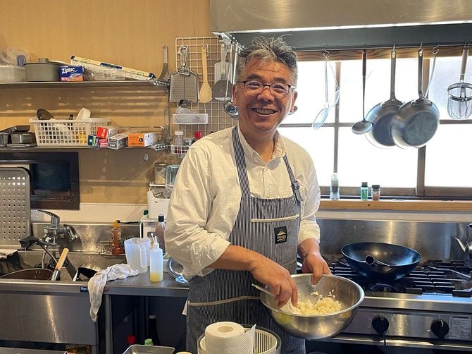 社会起業家の更科安春さん。「まめなプロジェクト」の一環として、まめな食堂を運営している