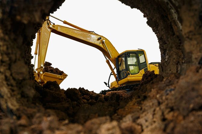 土を掘るショベルカー