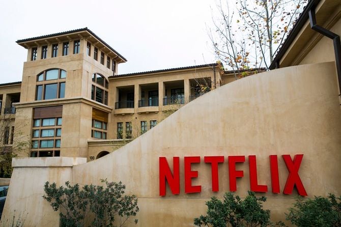 2014年12月7日、カリフォルニア州ロスガトスにあるNetflix社の本社の外にあるロゴ看板。