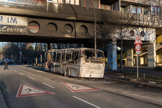 ベルリン・ノイケルンの破壊され燃え尽きたバス