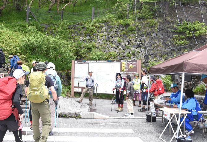 静岡県の保全協力金に応じた登山者ら（富士山5合目富士宮口）