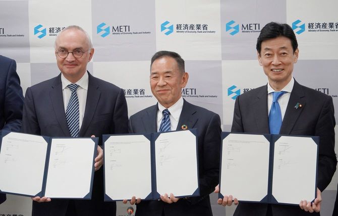 次世代半導体の国産化に向け、ベルギーの研究開発機関と協力の覚書を交わした「Rapidus(ラピダス)」の小池淳義社長(中央)。右は西村康稔経済産業相=2022年12月6日午後、東京都千代田区