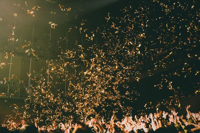 コンサート終盤で放たれた銀テープ