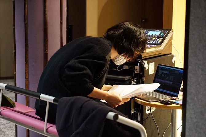 ライブ中に音源を流す加藤さん