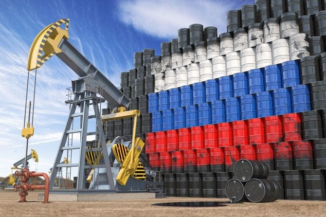 リグとロシア国旗柄に積まれた大量のドラム缶
