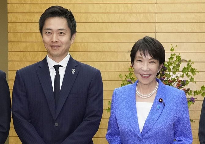 会談に臨む高市早苗首相（右）と日本維新の会の吉村洋文代表＝2026年9月16日、首相官邸