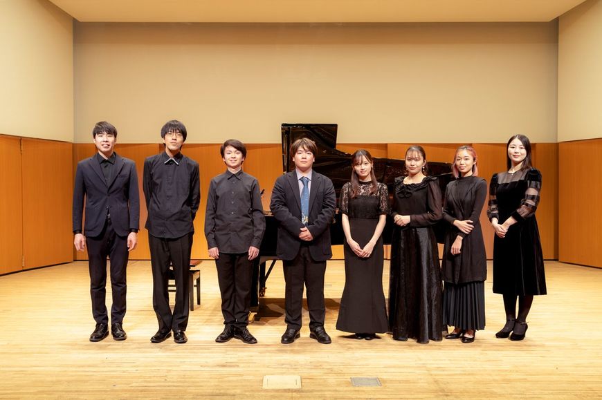 作曲家として活動する内田さん（中央）