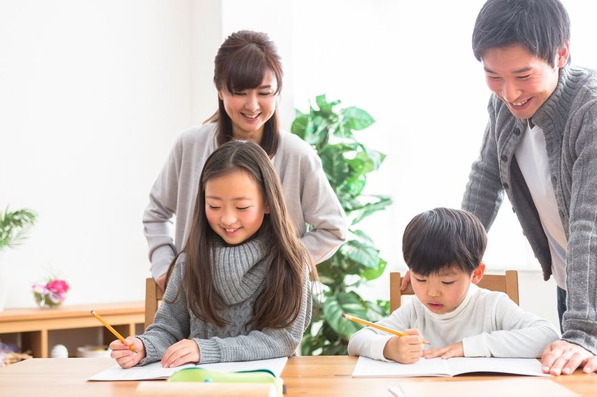 研究と親を見て勉強している子