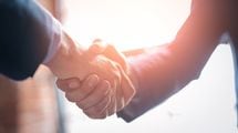 ｢いきなり名刺を渡す｣は一発アウト…世界の一流が初対面の相手を｢たった30秒でメロメロにする｣テクニック