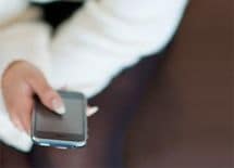 夫の携帯メールをこっそりチェックするのは合法か