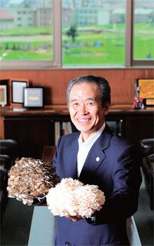 <strong>雪国まいたけ社長 大平喜信</strong>●1948年、新潟県生まれ。中学校を卒業後、川崎市の工務店や南魚沼市の工場などで働く。75年大平もやし店創業。82年まいたけ栽培を開始。83年雪国まいたけ設立。94年新潟証券取引所、2000年東証二部上場。2011年3月期の連結売上高は265億円。