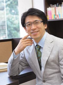 <strong>齋藤 孝</strong>●さいとう・たかし 1960年生まれ。東京大学法学部卒、同大学大学院教育学研究科博士課程修了。明治大学文学部教授。この2月、セキスイインテリアと共同で“没頭できるデスク”を開発した。