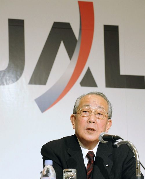 日本航空の会長に就任、記者会見する稲盛和夫氏＝2010年2月1日午後、東京都内のホテル