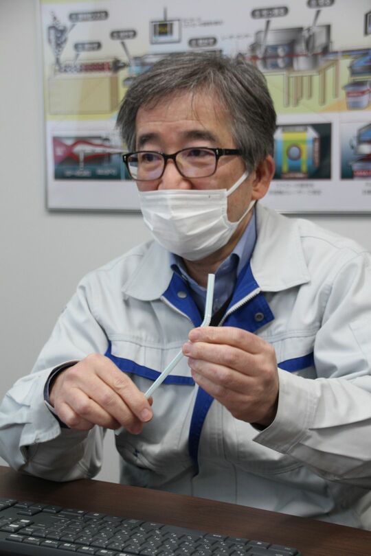 紙ストローが増える中、プラスチックストローの生産にこだわる磯田社長