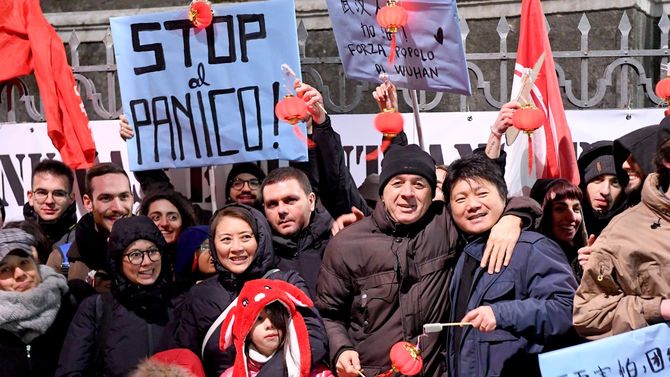 中国・武漢発のコロナウイルス流行に伴う人種差別的事件への反動として、活動家が主催した中国人との連帯のフラッシュモブ。看板には「ストップ・ザ・パニック」と書かれている＝2020年2月5日、イタリア・ナポリ