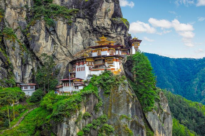 ブータン・パロ県パロの渓谷高所にあるチベット仏教の寺院・タクツァン僧院