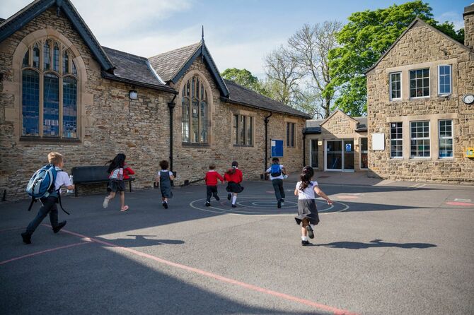 学校の校庭で走っている子供たち