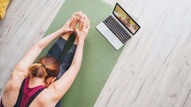 おうちでパスチモッタナーサナのポーズをとる女性