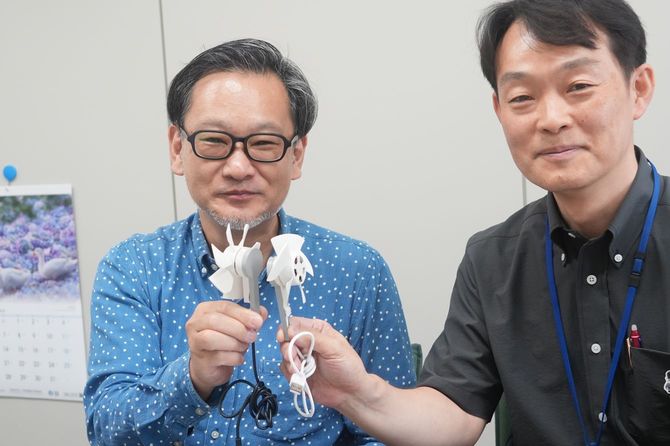 「こんなふうに強い風を当てられて驚きました」と当時の様子を語る横田さん。藤井さんによると「2つの羽根の距離が難しい」そうだ