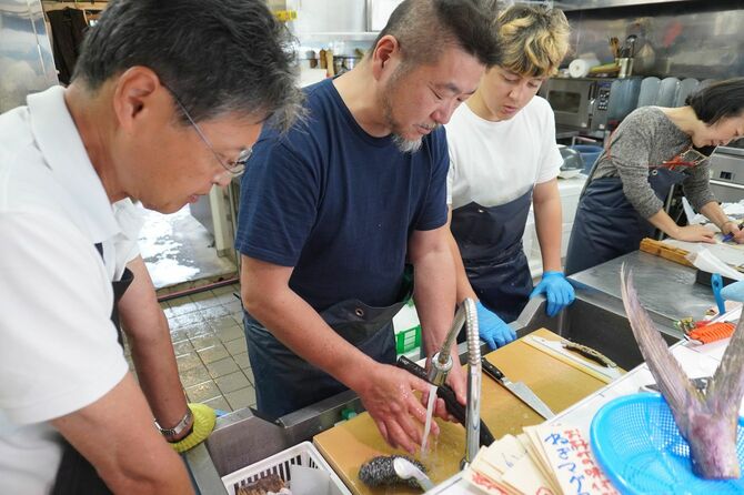 サカナヤマルカマは魚について学びたい老若男女が客としてもスタッフとしても集まって来る鮮魚店です