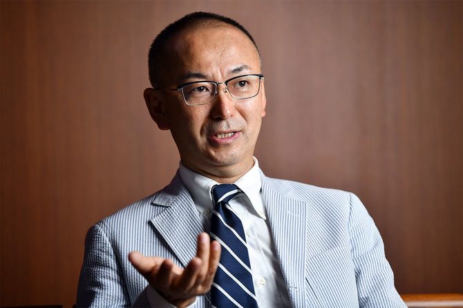 インタビューに応じる前週刊文春編集局長、「文藝春秋」編集長の新谷学さん