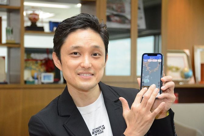 アプリを実際に操作する石橋氏