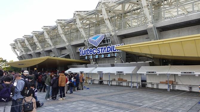 ユアテックスタジアム入口。入場1時間前から長蛇の列ができた