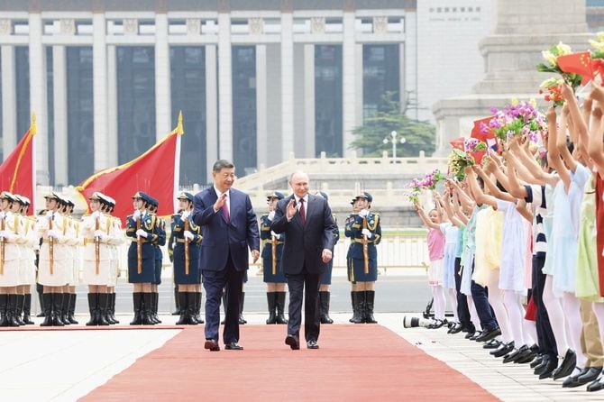 中国の習近平国家主席は、国賓として中国を訪問中のロシアのウラジーミル・プーチン大統領を迎え、人民大会堂東門外の広場で歓迎式典を行った