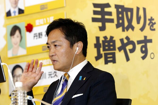 メディアのインタビューに答える国民民主党の玉木代表=2024年10月27日午後10時、東京都新宿区