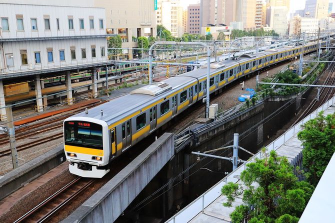代々木駅から新宿駅へ向かうJR中央・総武線の電車