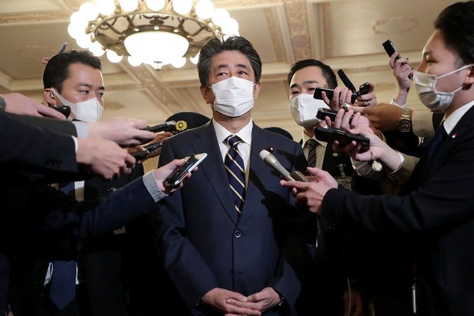 「桜を見る会」をめぐる問題について記者団の質問に答える安倍晋三前首相（中央