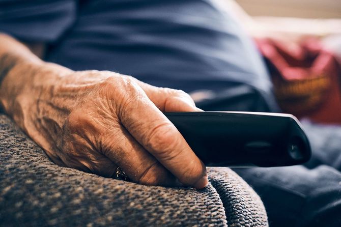 テレビのリモコンを持つ先輩男性