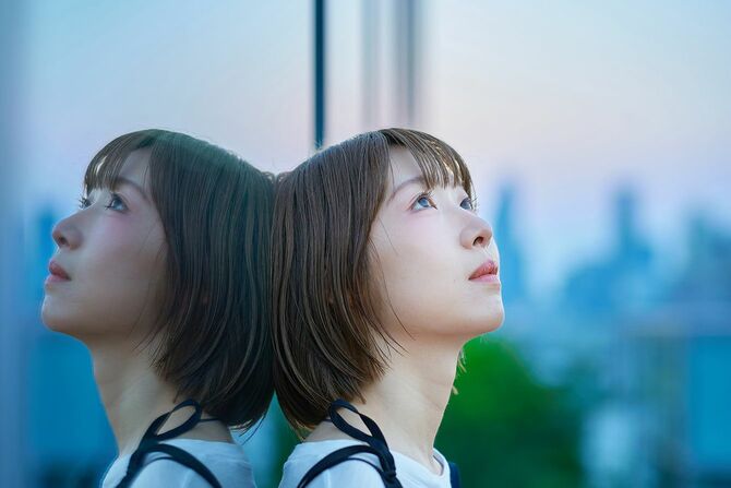 空を見上げる若い女性