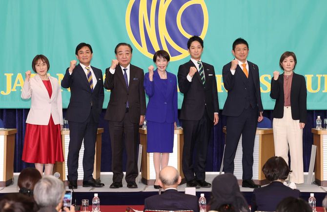 日本記者クラブ主催の党首討論会で記念撮影する（左から）、共産党の田村智子委員長、国民民主党の玉木雄一郎代表、中道改革連合の野田佳彦共同代表、高市早苗首相（自民党総裁）、日本維新の会の藤田文武共同代表、参政党の神谷宗幣代表、れいわ新選組の大石晃子共同代表＝2026年1月26日、東京都千代田区［代表撮影］