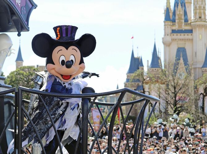 パレードで踊るミッキー