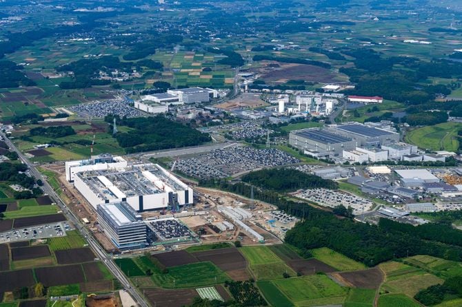 世界的半導体メーカーの台湾積体電路製造(TSMC)の熊本工場(左)、ソニーセミコンダクタマニュファクチャリング株式会社の熊本テクノロジーセンター(右)、東京エレクトロン九州株式会社(奥)(=2023年9月20日、熊本県菊池郡菊陽町)