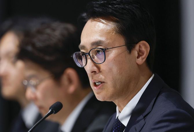 記者会見するプルデンシャル生命保険の得丸博充社長＝2026年2月10日午前、東京都港区