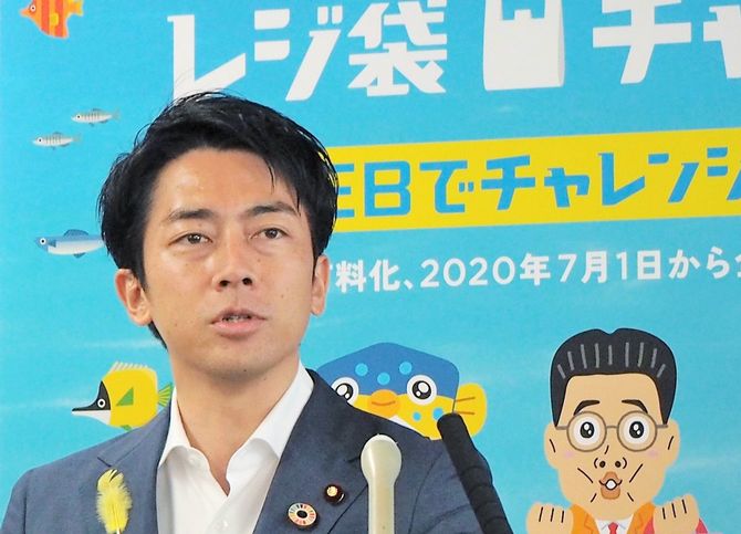 閣議後に記者会見する小泉進次郎環境相=2020年7月3日、環境省