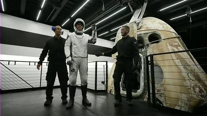 民間人のみの地球軌道旅行から帰還したジャレッド・アイザックマン船長（中央）＝2021年9月18日［ユーチューブ中継より］