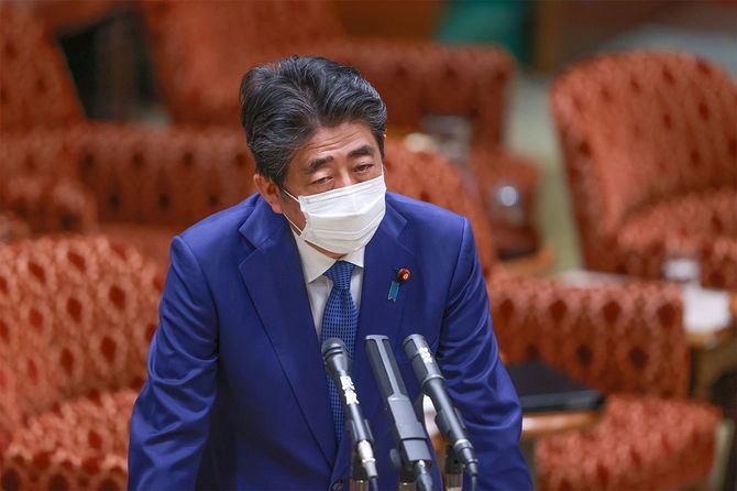 首相在任中の国会答弁の誤りについて、参院議院運営委員会で経緯を説明する自民党の安倍晋三前首相=2020年12月25日、国会内