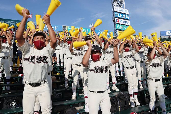 一関学院のスタンドで応援する生徒ら＝2022年8月6日、甲子園