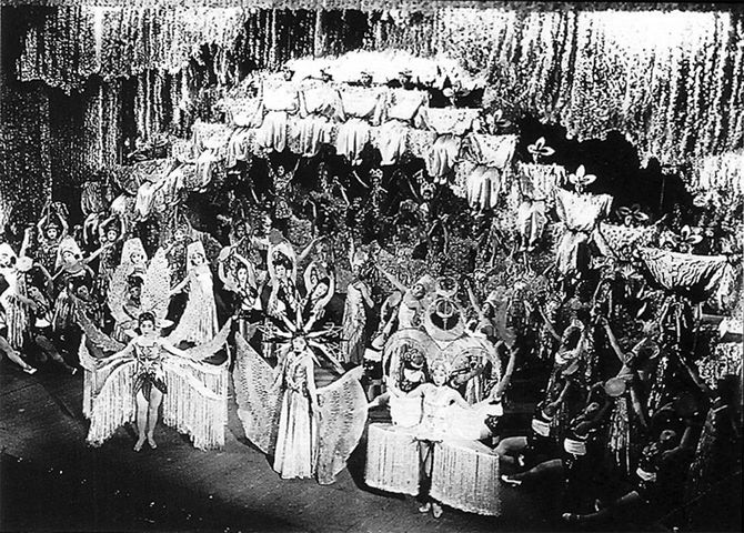 大阪松竹座にて、松竹楽劇部（後のOSK）による「春のおどり」フィナーレ