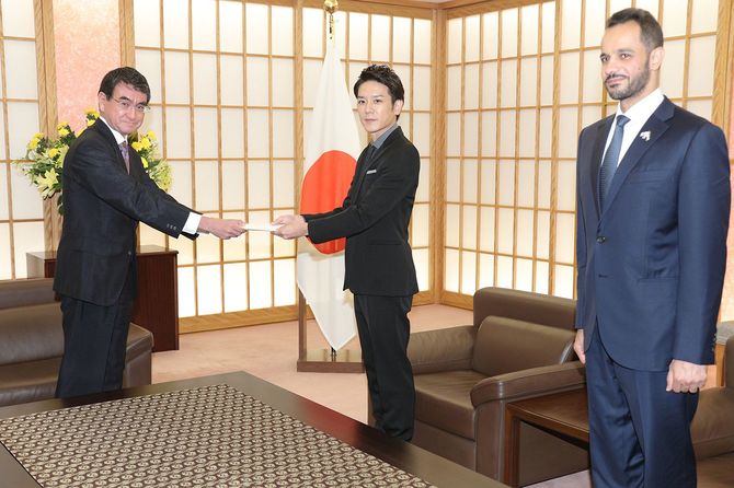 アラブ首長国連邦(UAE)親善大使に任命され、河野太郎外相(左)から委嘱状を受け取る滝沢秀明さん(中)。右はUAEのアルアメリ駐日大使=2017年8月31日、東京・霞が関の外務省